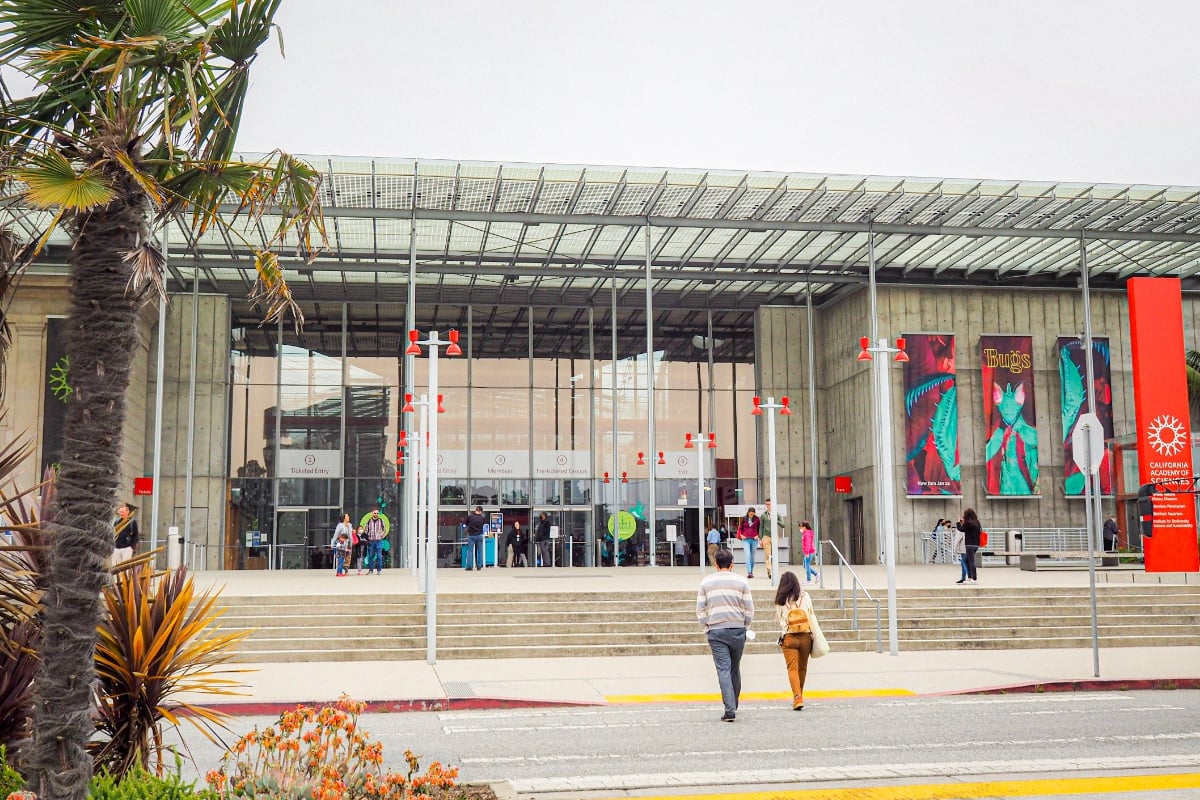 Front and entrance of the California Academy of Sciences