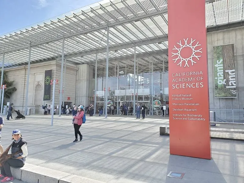 Front and entrance of the California Academy of Sciences